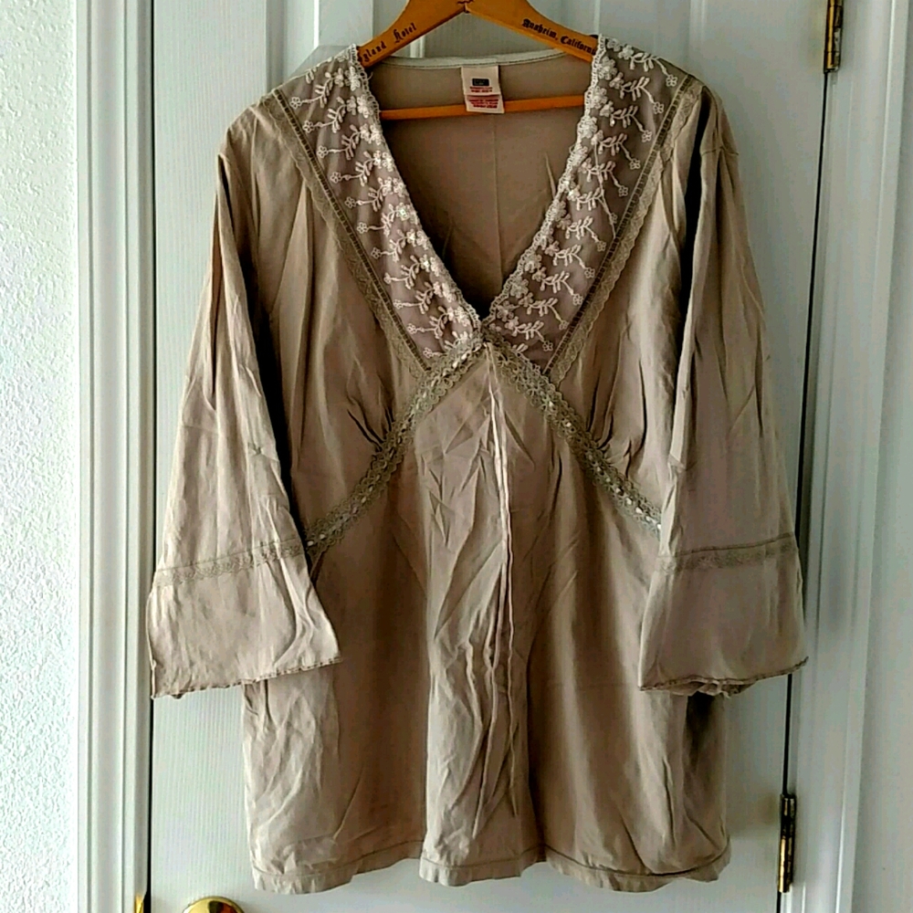 Woman's Plus Size Top/Blouse